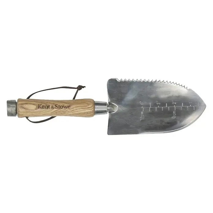 Kent & Stowe Blumenkelle - 32 cm - Nahaufnahme eines Kent & Stowe-Gartenmessers, das sich perfekt zum Pflanzen und Umtopfen eignet. Es verfügt über eine Tiefenmarkierung für präzise Arbeit.