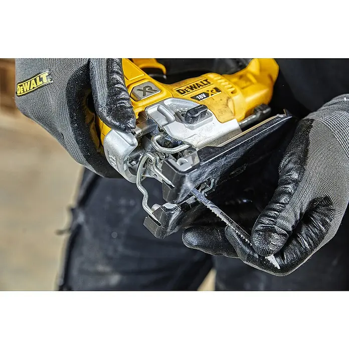 DeWalt XR 18V Sierra de calar a batería con acción pendular DCS334NT - 18 V, Sin batería, Número de carreras marcha en vacío: 3.200 /min - Primer plano de una sierra de calar inalámbrica amarilla DeWalt con hoja insertada, sostenida por dos manos con guantes de trabajo.