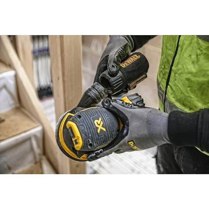 DeWalt XR 18V Akku-Exzenterschleifer DCW210N-XJ - 18 V, Ohne Akku, Durchmesser Schleifteller: 125 mm, Karton - Nahaufnahme eines DeWalt Akku-Exzenterschleifers mit Staubfangvorrichtung. Ideal für professionelle Handwerker und Heimwerker.