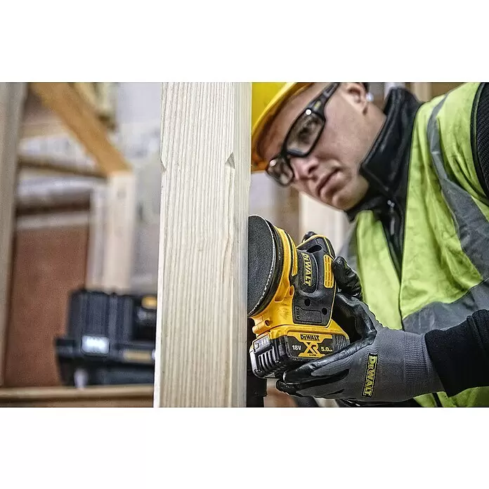 DeWalt XR 18V Akku-Exzenterschleifer DCW210N-XJ - 18 V, Ohne Akku, Durchmesser Schleifteller: 125 mm, Karton - Anwendungsbeispiel
