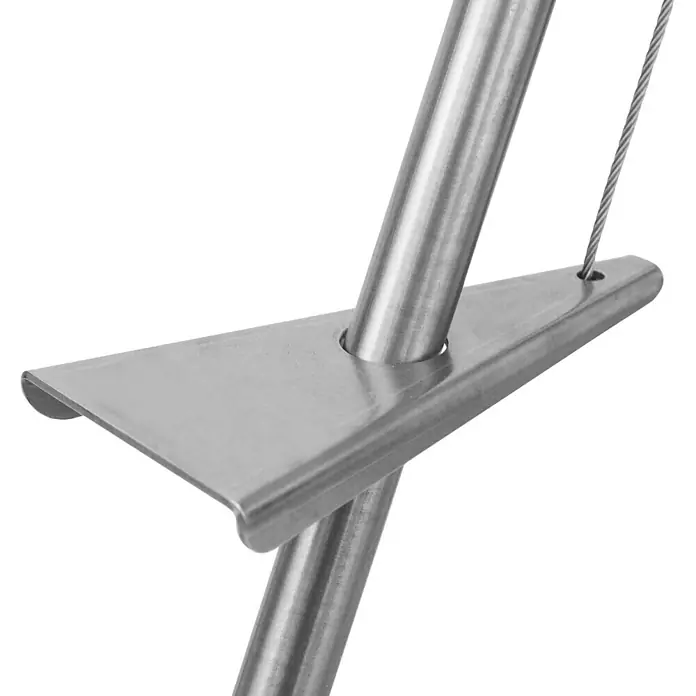 Schwenkgrill - Durchmesser Grillfläche: 50 cm, Höhe: 120 cm - Detailaufnahme eines Metallmöbels mit Stange, Ablagefläche und Drahtseil vor schwarzem Hintergrund.