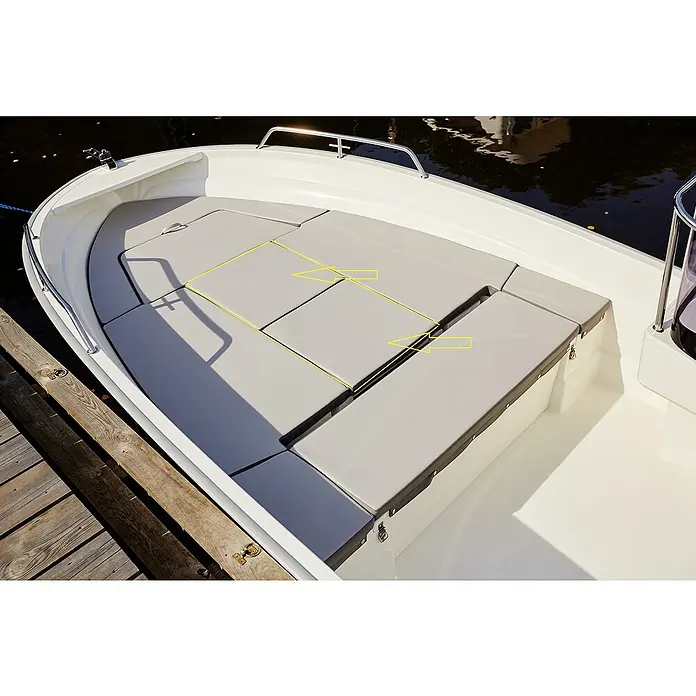 PEGAZUS Sonnenliegen-Einsatz - Passend für: Pegazus Boot GFK 450, 2 -tlg. - Bootsinterieur mit hellgrauen Polstern. Die modulare Polsterung verwandelt den Bugbereich in eine komfortable Liegefläche auf dem Boot.