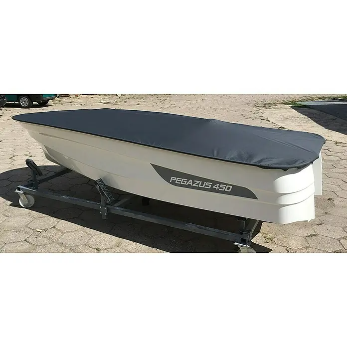 PEGAZUS Persenning - Geeignet für: Boote ohne Steuerkonsole, Polyester - Das Bild zeigt ein weißes Boot vom Typ Pegazus 450, das auf einem grauen Trailer steht und mit einer dunklen Plane abgedeckt ist.
