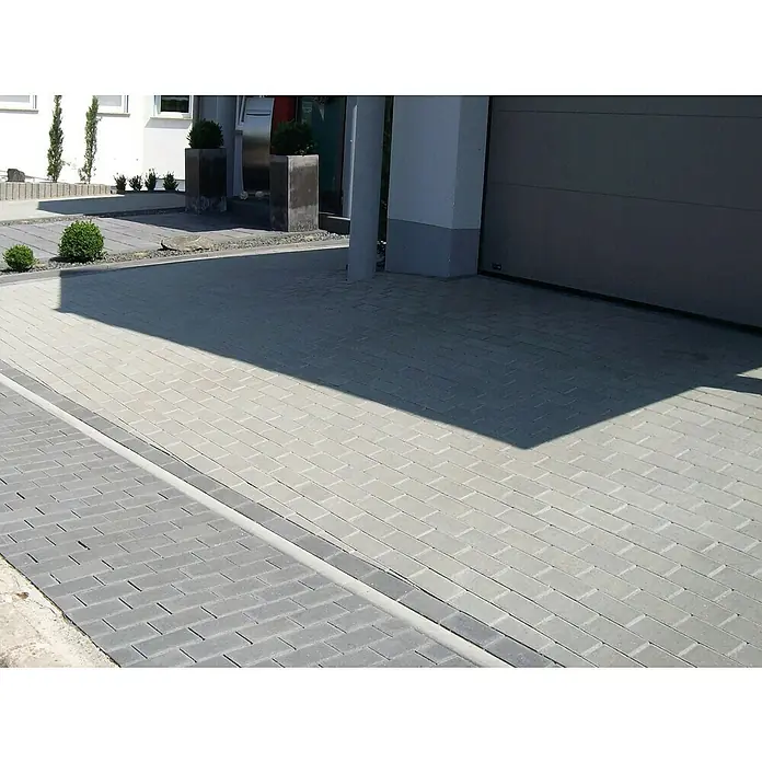 EHL Pflasterstein Rechteckpflaster - Grau, 20 x 10 x 6 cm, Rechteckig - Graue Pflastersteine auf einer Auffahrt vor einem modernen Haus mit Garage, die ein sauberes und stilvolles Erscheinungsbild bieten.