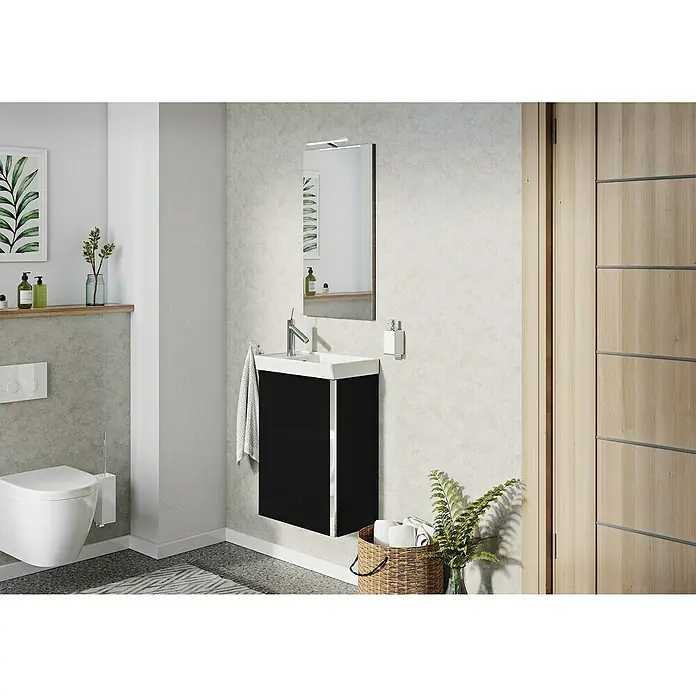 Riva Badmöbel-Set Joy - Gesamtbreite Badmöbel: 44,5 cm, Schwarz, Matt, 3 -tlg. - Elegantes Badezimmer-Interieur mit einem modernen schwarzen Waschtisch, einem Spiegel und einer stilvollen Dekoration, die eine entspannende Atmosphäre schafft.