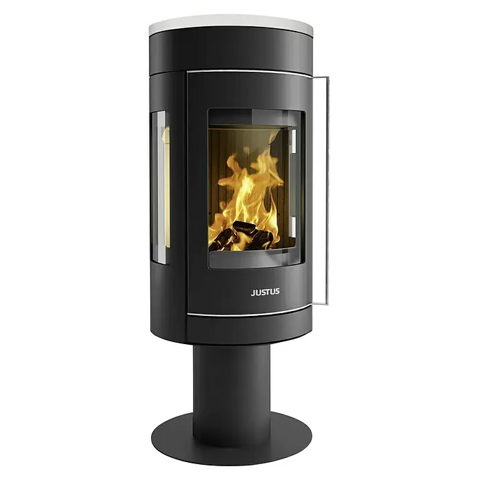 Justus Kaminofen Meva - 5,5 kW, Raumheizvermögen: 88 m³, Farbe Verkleidung: Seidenweiß, Schwarz - Schwarzer Justus Kaminofen mit sichtbarem Feuer. Heizt Räume stilvoll und effizient.
