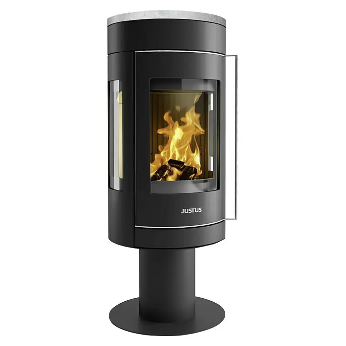 Justus Kaminofen Meva - 5,5 kW, Raumheizvermögen: 88 m³, Farbe Verkleidung: Speckstein, Schwarz - Bild eines Justus Kaminofens in Schwarz mit Glasfenster und brennendem Holz. Das moderne Design integriert sich nahtlos in jeden Raum.