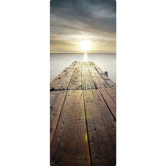 SanDesign Duschrückwandmuster - 17,5 cm x 7 cm x 3 mm, Jetty into Sun - Ein Holzsteg führt ins ruhige Meer, das vom sanften Licht der untergehenden Sonne beleuchtet wird. Die Szene strahlt Ruhe und Frieden aus.