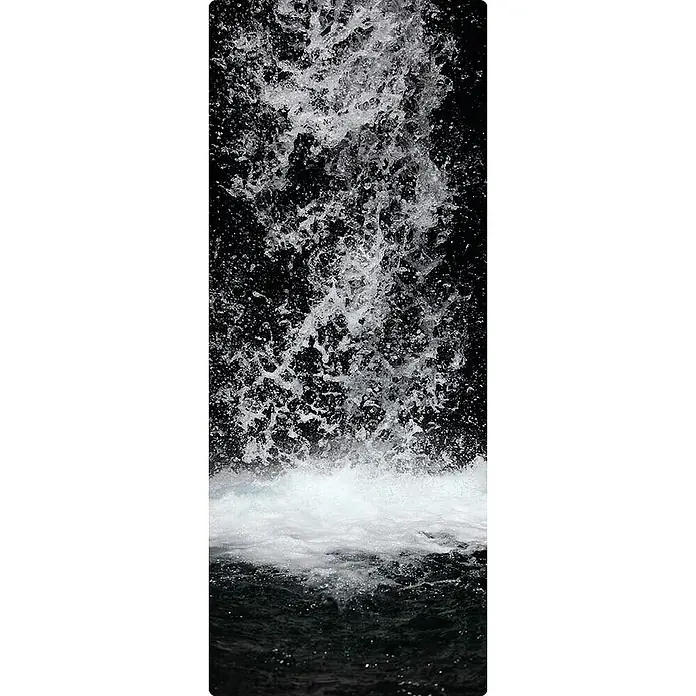 SanDesign Duschrückwandmuster Waterfall - 17,5 cm x 7 cm x 8 mm, Wasser - Das Bild zeigt den beeindruckenden Fall eines Wasserfalls, bei dem das Wasser mit großer Kraft auf die Oberfläche aufschlägt und Gischt erzeugt.