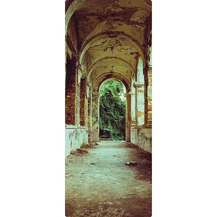 SanDesign Duschrückwandmuster Lost Place Abbey - 17,5 cm x 7 cm x 8 mm, Landschaft & Stadt - Blick durch einen verlassenen, bogenförmigen Gang mit Graffiti an den Wänden, der zu üppigem Grün führt. Verfallene Schönheit trifft auf Natur.