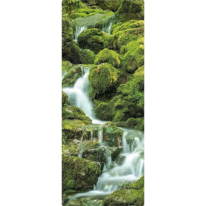 SanDesign Duschrückwandmuster Natural Stream - 17,5 cm x 7 cm x 8 mm, Natur - Nahaufnahme eines Wasserfalls, der über mit Moos bedeckte Felsen fließt und eine ruhige und natürliche Atmosphäre schafft.