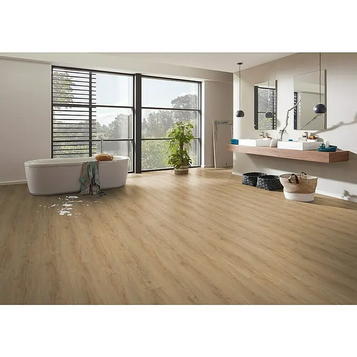 b!design Vinylboden Rigid Maxi Ashton Eiche1.220 x 228 x 4,8 mm, Landhausdiele, Ashton Eiche - Helles Badezimmer mit freistehender Badewanne, großen Fenstern und modernem Waschtisch. Der Boden ist aus hellem Holzimitat.