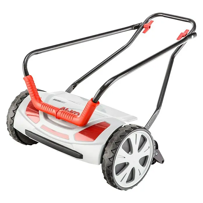 AL-KO Comfort Spindelmäher Razor Cut 38.1 HM - Schnittbreite: 38 cm - Abbildung eines AL-KO Rasenlüfters mit weißem Gehäuse und roten Akzenten, der auf einer ebenen Fläche steht.