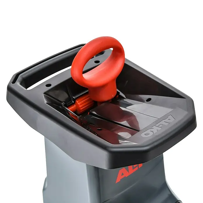 AL-KO Easy Crush Elektro-Walzenhäcksler LH 2810 - Max. Aststärke: 4,2 cm, 2.800 W - Detailansicht des AL-KO Gartenhäckslers mit rotem Griff. Robuste Bauweise für effizientes Zerkleinern von Gartenabfällen.