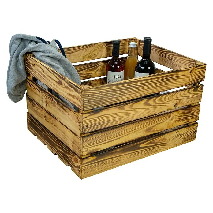 Holzregal - B x H: 40 x 30 cm, Holz, Braun - Eine Holzkiste mit Weinflaschen und einem grauen Pullover. Ideale Aufbewahrungsmöglichkeit für verschiedene Gegenstände im Haushalt.