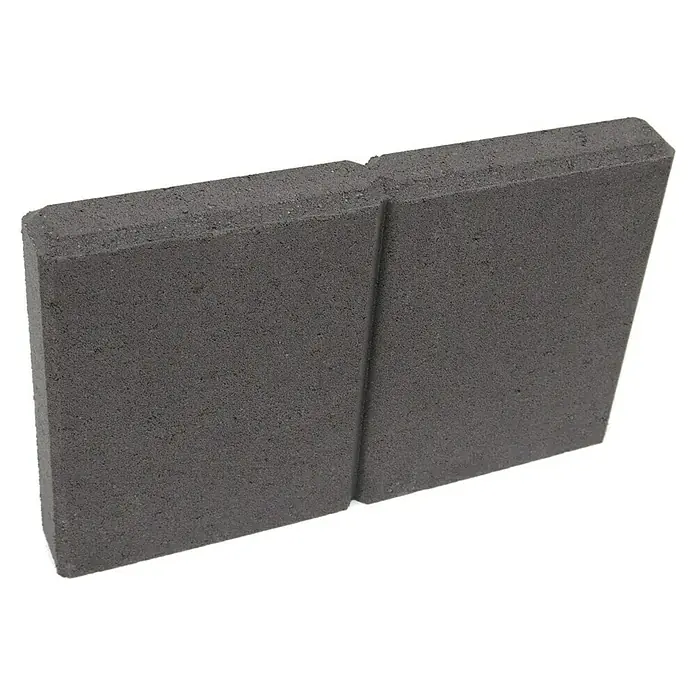 Christoph Randstein C-Line - 40 x 5 x 25 cm, Anthrazit, Beton - Nahaufnahme eines anthrazitfarbenen Pflastersteins, der durch seine robuste Textur und die präzise Formgebung besticht. Perfekt für stilvolle Außenbereiche.