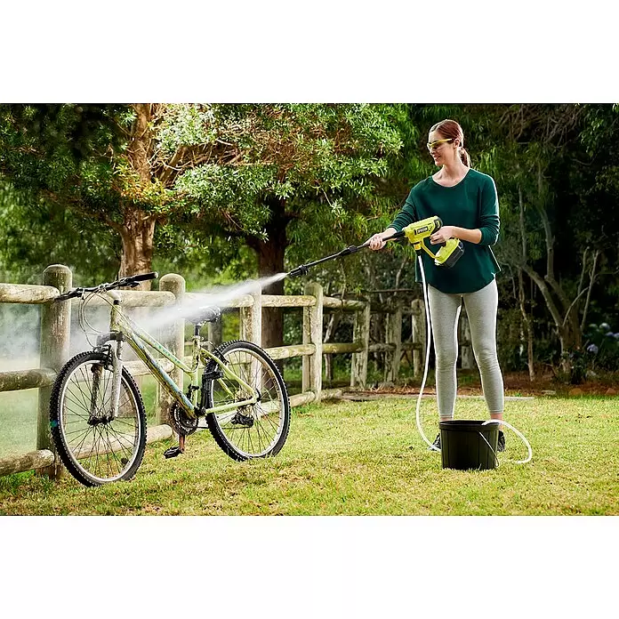 Ryobi ONE+ Akku-Hochdruckreiniger RY18PW22A-125 - 18 V, 1 Akku, 2,5 Ah, Max. Druck: 22 bar, Fördermenge: 182 l/h - Anwendungsbeispiel