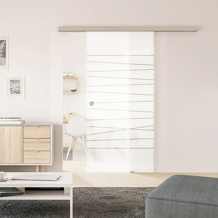 Diamond Doors Glasschiebetür Together - 935 x 2.058 mm, Einscheibensicherheitsglas (ESG) - Helle Inneneinrichtung mit einer eleganten Schiebetür mit dezentem Streifenmuster, die den Raum optisch aufwertet und eine moderne Atmosphäre schafft.