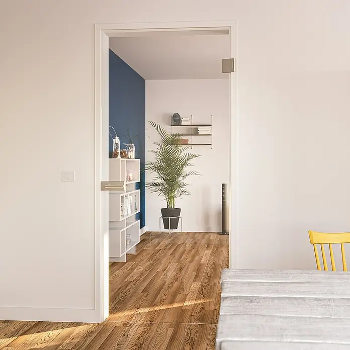 Diamond Doors Glasdrehtür Clear - 709 x 1.972 mm, Klarglas, Einscheibensicherheitsglas (ESG) - Modernes Interieur mit einer eleganten Glastür, die den Blick in einen stilvollen Raum mit Holzboden freigibt.
