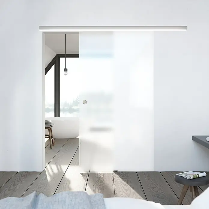 Diamond Doors Glasschiebetür Luminato - 935 x 2.058 mm, Einscheibensicherheitsglas (ESG) - Ein stilvolles Bild einer modernen Schiebetür aus Glas, die einen Übergang zum Badezimmerbereich schafft.