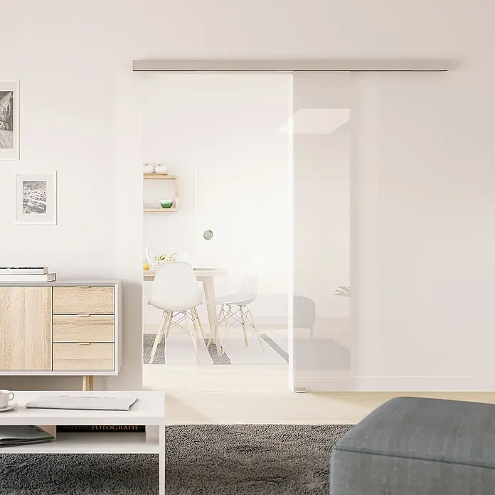Diamond Doors Glasschiebetür Clear - 935 x 2.058 mm, Einscheibensicherheitsglas (ESG), Klarglas - Helle Innenaufnahme mit einer modernen Glasschiebetür, die den Blick in ein Esszimmer mit weißen Stühlen freigibt.