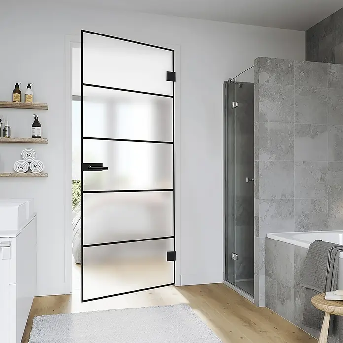 Diamond Doors Black Edition Glasdrehtür Lines - 834 x 1.972 mm, DIN Rechts, Milchglas - Ein modernes Badezimmer mit einer stilvollen, matten Glastür mit schwarzem Rahmen als Blickfang.