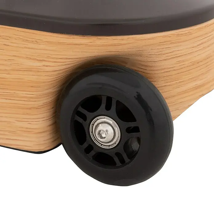 Doppler Schirmständer Trolley - 56 x 56 x 16 cm, Holz, Passend für: Schirme bis Ø 300 cm - Detailansicht eines schwarzen Rades an einem hölzernen Koffer, das die Mechanik und das Design des Produkts hervorhebt.