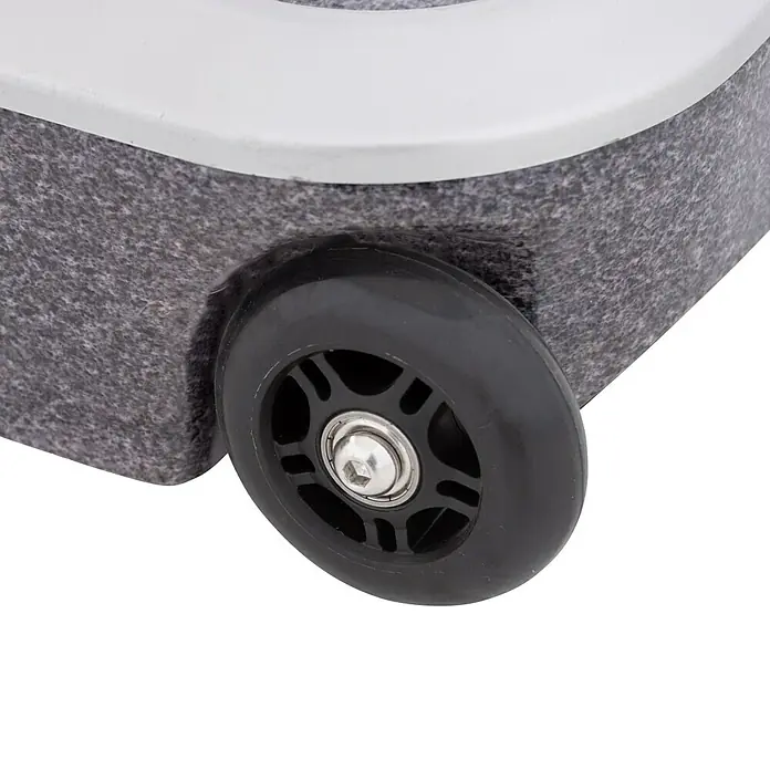 Doppler Schirmständer Trolley - 56 x 56 x 16 cm, Granit Dunkel, Passend für: Schirme bis Ø 300 cm - Nahaufnahme eines Gepäckrads mit einem schwarzen Rad und einer silbernen Nabe an einem grauen Gepäckstück.