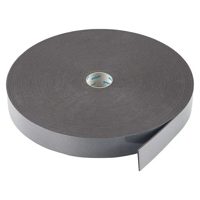 Siga Nageldichtband - L x B: 30 m x 5 cm, Selbstklebend - Eine Rolle SIGA Wigluv Dichtband, ein hochwertiges Produkt für luftdichte Gebäudehüllen, auf schwarzem Hintergrund.