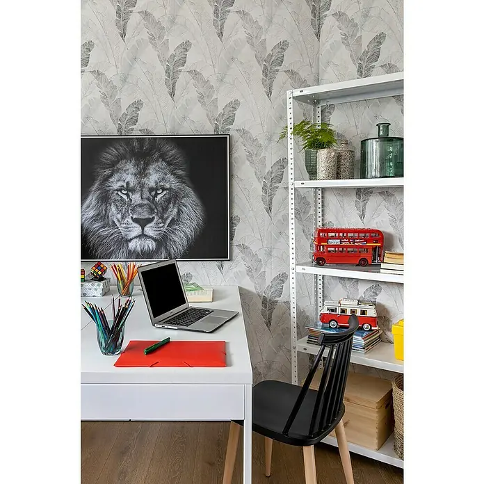 Papel pintado Vegetal hoja - Gris, 10 x 0,53 m - Un espacio de trabajo con un escritorio blanco, un portátil, una silla y una estantería. Las estanterías muestran artículos de decoración y juguetes.