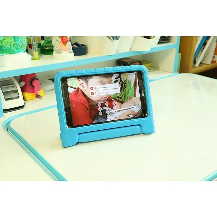 Lámina decorativa autoadhesiva anti bacteriano -  - Un dispositivo de tableta azul sentado en un escritorio, mostrando una pantalla con un niño ingresando un PIN. Ideal para niños y aprendizaje.