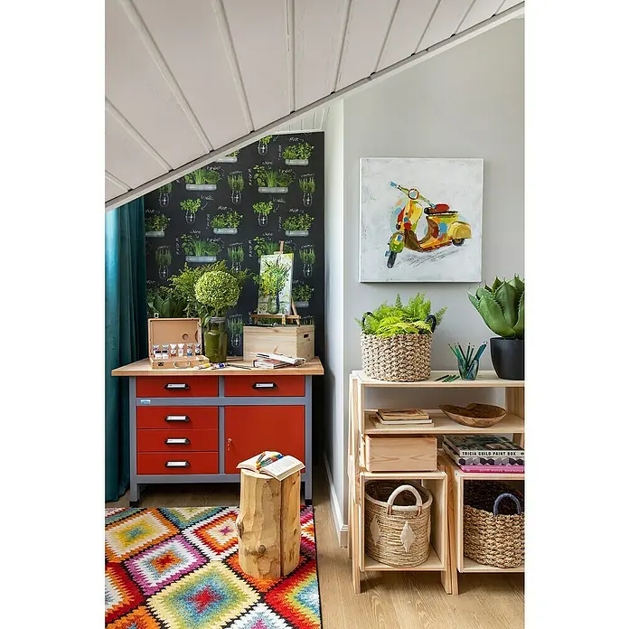 Küpper Werkbank - L x B: 60 x 120 cm, Arbeitshöhe: 84 cm, Belastbarkeit: 300 kg, Rot/Silbergrau, Anzahl Schubladen: 5 Stk. - Ein lebendiges Atelier mit einem farbenfrohen Schreibtisch, Kunstwerken und Pflanzen, die eine kreative und inspirierende Atmosphäre schaffen.