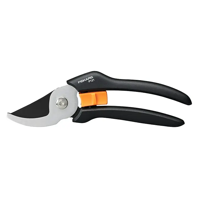 Fiskars Solid Gartenschere P121 - Bypass, Max. Aststärke: 20 mm - Nahaufnahme einer Fiskars P121 Gartenschere mit schwarzem Griff und orangefarbener Verriegelung für präzise Schnitte im Garten.