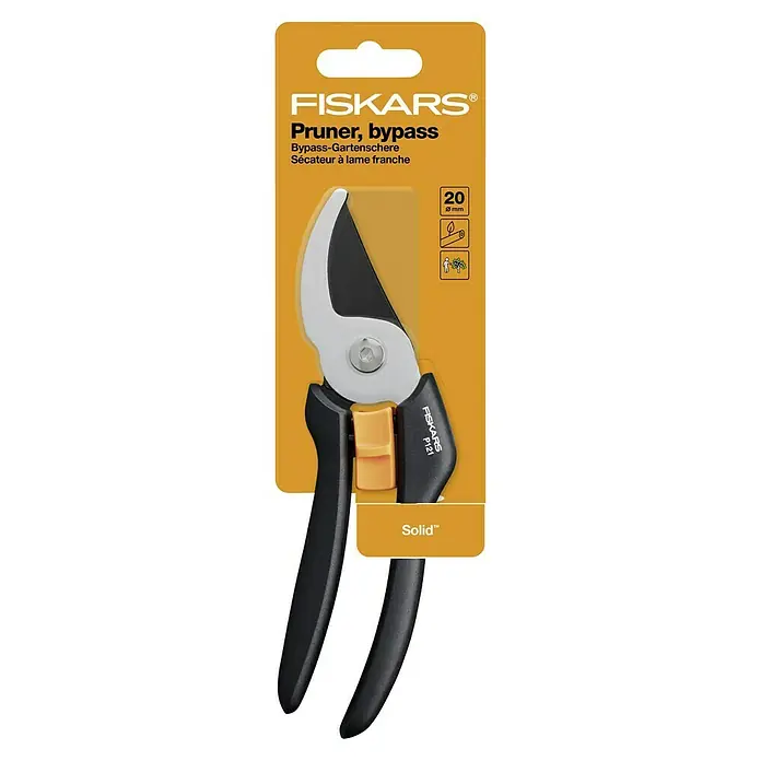 Fiskars Solid Gartenschere P121 - Bypass, Max. Aststärke: 20 mm - Nahaufnahme der Fiskars P121 Solid™ Bypass-Gartenschere auf gelbem Hintergrund, ideal für präzise Schnitte im Garten.