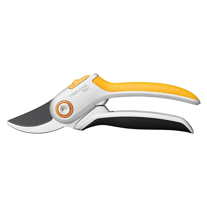 Fiskars Plus Gartenschere P531 - Bypass, Max. Aststärke: 24 mm - Nahaufnahme einer Fiskars P531 Gartenschere mit orangefarbenem Griff und grauer Klinge auf schwarzem Hintergrund.