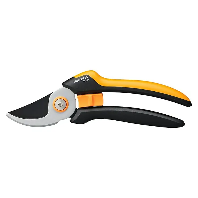 Fiskars Solid Gartenschere P341Bypass, Max. Aststärke: 20 mm - Nahaufnahme einer Gartenschere von Fiskars, Modell P341, mit orangefarbenem Griff und scharfer Klinge. Ideal für präzise Schnitte im Garten.