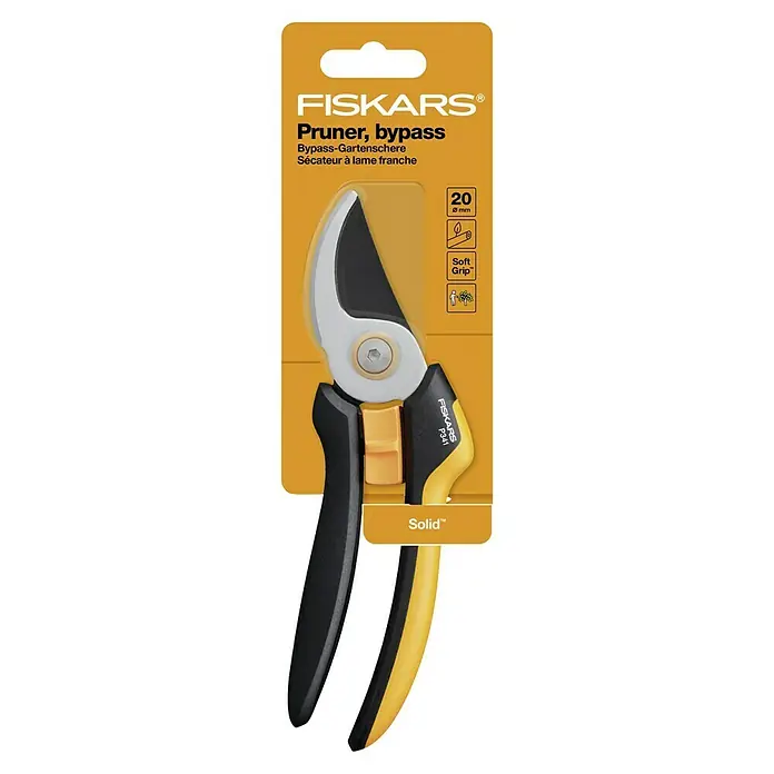 Fiskars Solid Gartenschere P341Bypass, Max. Aststärke: 20 mm - Nahaufnahme einer Fiskars Bypass-Gartenschere P341 Solid™ mit gelbem Griff auf gelbem Hintergrund.
