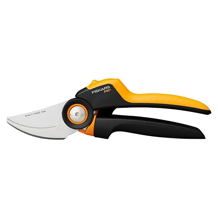 Fiskars X-series Gartenschere P961 - Bypass, Max. Aststärke: 26 mm - Nahaufnahme einer Gartenschere Fiskars P961 mit orangefarbenem Griff und scharfer Klinge, ideal zum Beschneiden von Pflanzen.