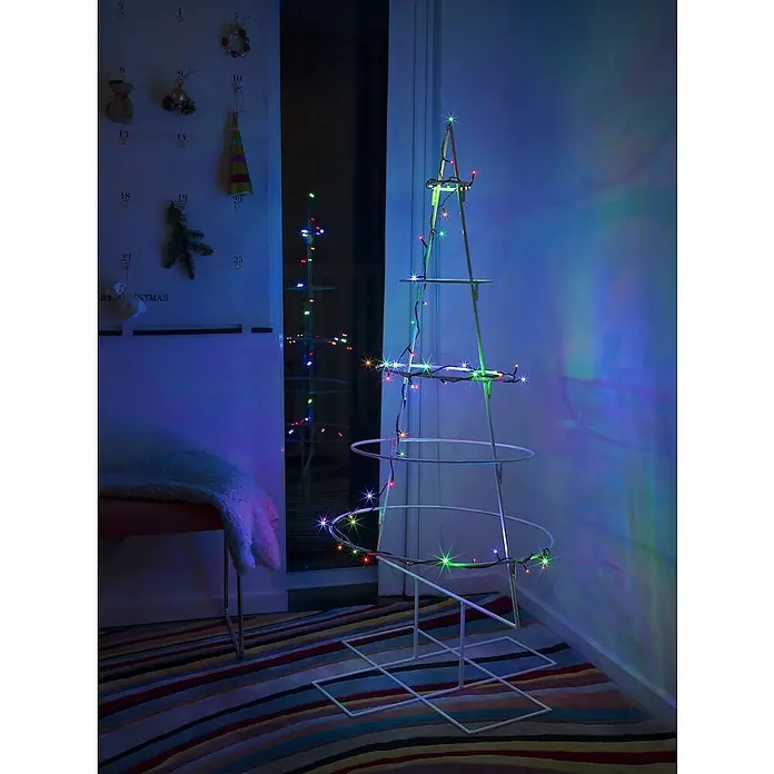 Konstsmide LED-Lichterkette - Innen, Lichtfarbe: Bernstein, Anzahl Leuchtmittel: 50 Stk., Netzbetrieben - Ein moderner, spiralförmiger Weihnachtsbaum aus Metall mit bunten Lichtern, der eine festliche Atmosphäre schafft.