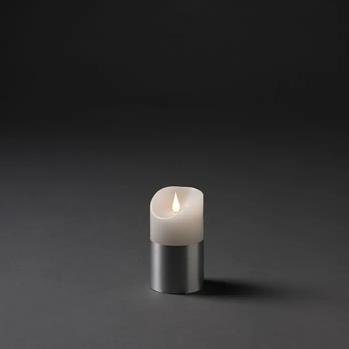Konstsmide LED-Echtwachskerze - Ø x H: 7,5 x 13,5 cm, Silber, Weiß - Stimmungsvolle LED-Kerze mit silberfarbenem Sockel, die eine warme und einladende Atmosphäre erzeugt. Perfekt für gemütliche Abende.