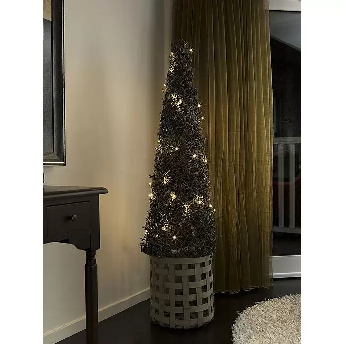 Konstsmide LED-Lichterkette - Innen, Lichtfarbe: Bernstein, Anzahl Leuchtmittel: 100 Stk., Netzbetrieben, 6,93 m - Dunkler, kegelförmiger Deko-Baum mit warmweißen Lichtern in einem hellen Korb.
