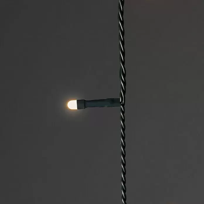 Konstsmide Baummantel - Innen, 2,4 m, 5 Stränge à 40 gefrostete bernsteinfarbene LEDs - Eine einzelne warmweiße LED-Leuchte, die ein sanftes Licht abstrahlt, in ein dunkelgrünes verdrilltes Kabel integriert.