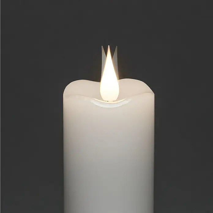 Konstsmide LED-Kerze - Weiß, Ø x H: 7,8 x 22 cm, Echtwachs - Nahaufnahme einer weißen LED-Kerze mit warmweißem Licht vor einem dunklen Hintergrund, ideal für stimmungsvolle Beleuchtung.