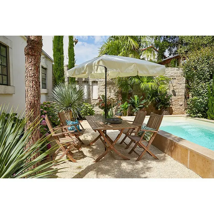 Sunfun Balkonschirm Messina II - Natur, Bespannungsmaß (L x B): 180 x 120 cm - Gartenset mit Holztisch und Stühlen unter einem Sonnenschirm neben einem Pool.