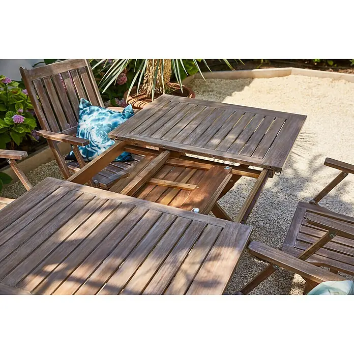 Sunfun Gartenmöbel-Set - 5 -tlg., Akazie, White washed - Bild eines Gartentisches aus Holz mit Ausziehfunktion und passenden Stühlen, ideal für Mahlzeiten im Freien.