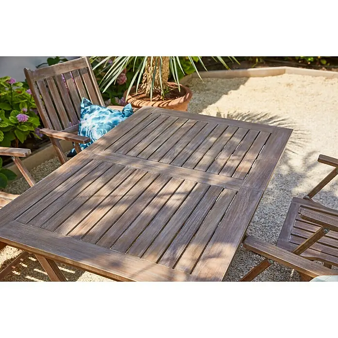 Sunfun Gartenmöbel-Set - 5 -tlg., Akazie, White washed - Ein Gartentisch aus Holz mit passenden Stühlen im Außenbereich, ideal für entspannte Stunden im Freien.