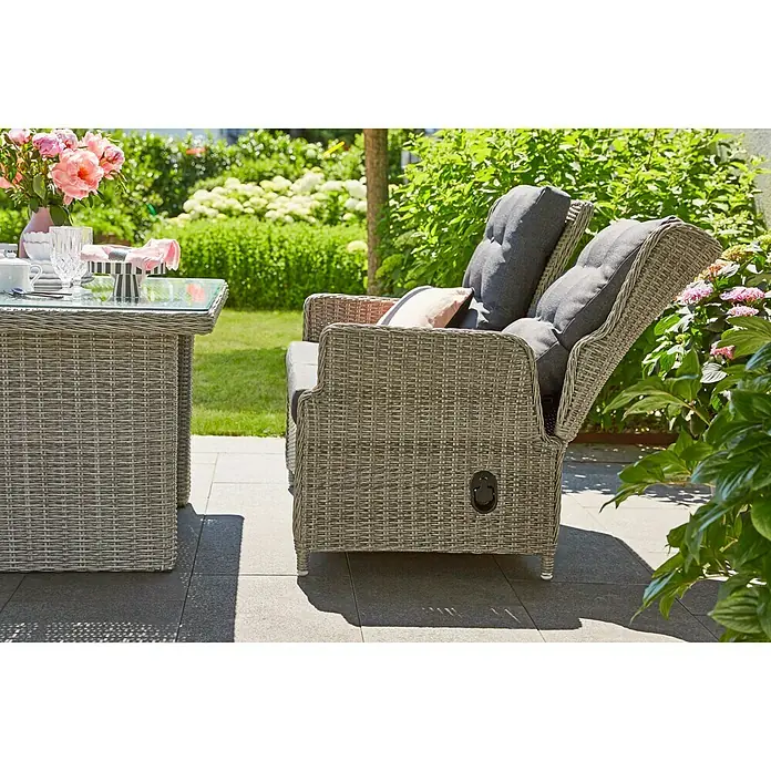 Sunfun Pauline Geflechtsofa - B x T x H: 114 x 81 x 101 cm, Polyrattan, Bambusgrau - Bild eines Rattan-Doppelsessels mit verstellbarer Rückenlehne und grauen Kissen, ideal für den Garten oder die Terrasse.