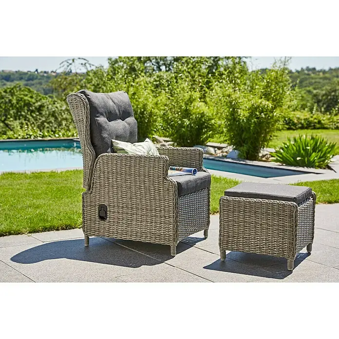 Loungemöbel-Set Pauline - 2 -tlg., Polyrattan, Aluminium, Bambusgrau - Ein bequemer Rattansessel mit Fußhocker im Garten. Perfekt zum Entspannen im Freien und die Sonne genießen.