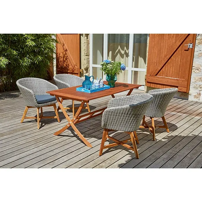 Sunfun Gartenmöbel-Set Diana/Pauline - 5 -tlg., Akazie/Polyrattan/Aluminium, Naturbraun/Bambus Grey, Tisch eckig - Outdoor-Szene mit einem Holztisch und vier grauen Korbstühlen auf einer Holzterrasse, die einladend und stilvoll wirkt.