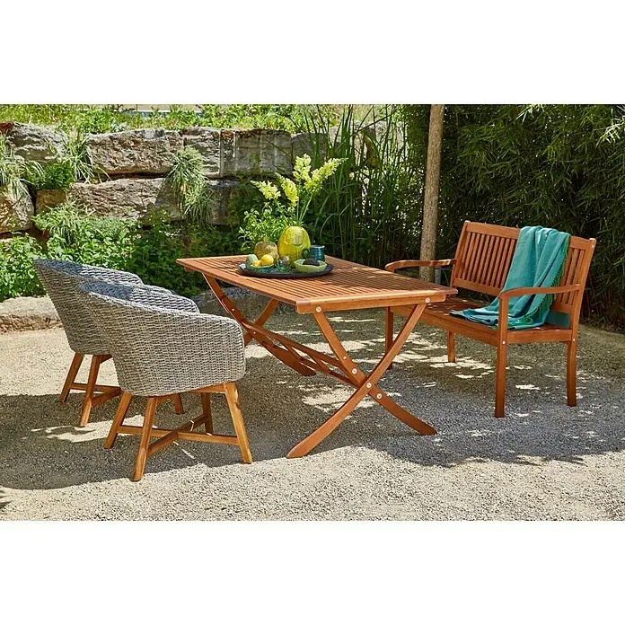 Gartenmöbel-Set Diana/Pauline Diningsessel - 4 -tlg., Akazie/Polyrattan/Aluminium, Naturbraun/Bambus Grey - Das Bild zeigt ein Gartenset mit einem Holztisch, zwei Korbstühlen und einer Holzbank mit einer blauen Decke.